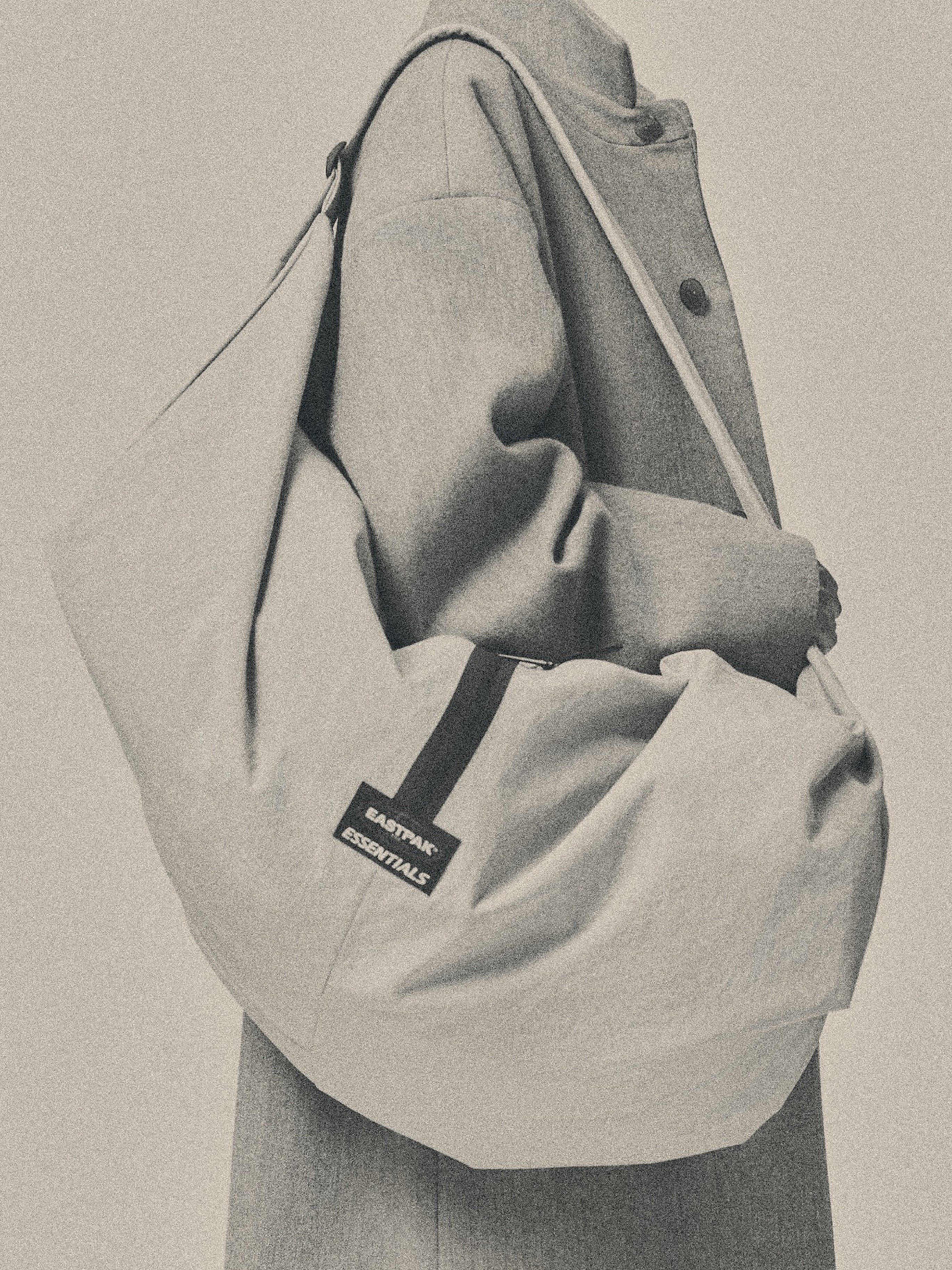ESSENTIALS LARGE SHELL BAG